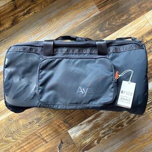 FIGS SCRUBS Midnight Blue 8 Pocket Weekender Duffle Bag Aya Healthcare New  Tags